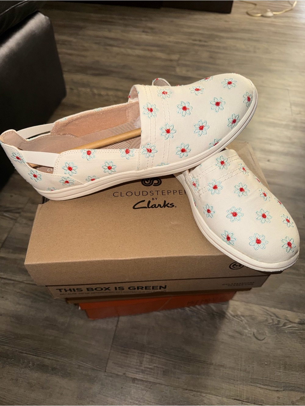 Clarks White Slip-On CloudSteppers.  Embroidery Daisies. Machine washable. Size9